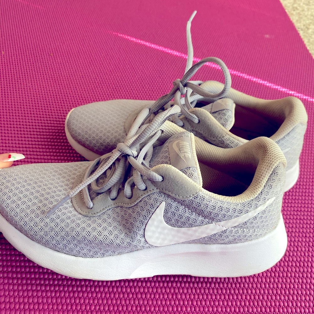 Grey Nike Tanjun running shoes !